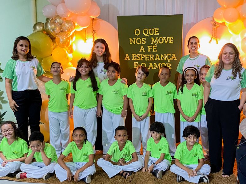Crianças estudando na Associação Abrace